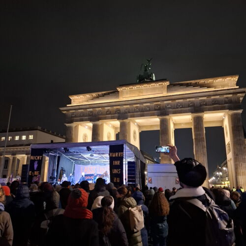Menschen vor der Bühne